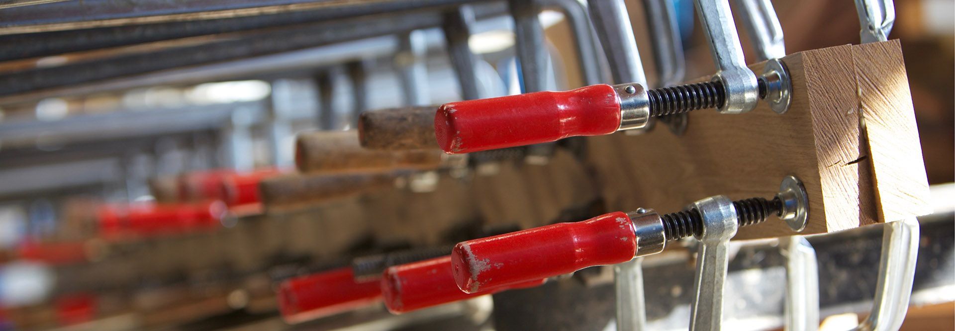 Lijmklemmen in de trappenfabriek